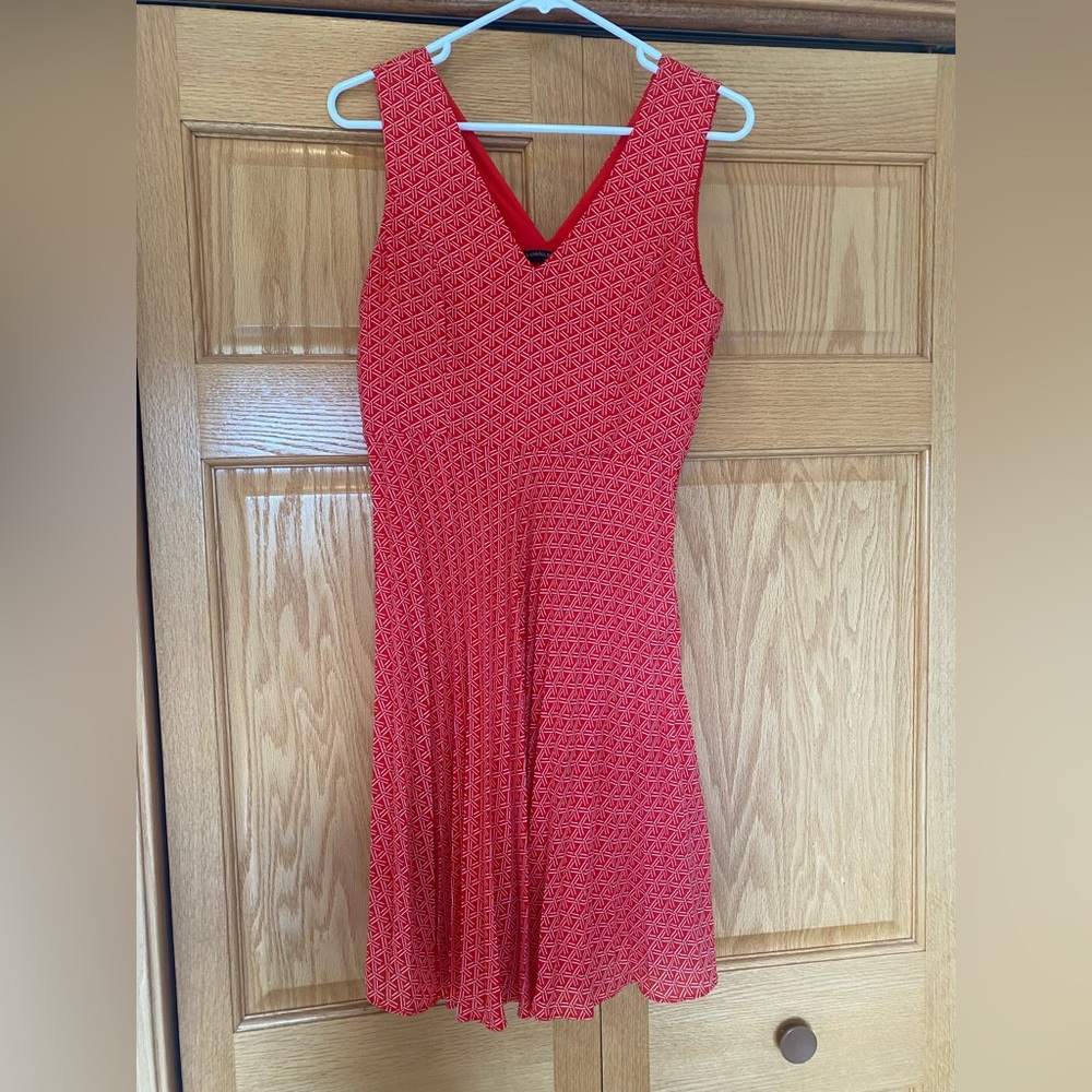 Banana republic, sleeveless, v-neck, pleated dress, size 2